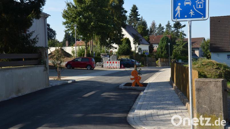 Die Wiesenstraße wurde nach der Umgestaltung zum verkehrsberuhigten Bereich ausgebaut, um die Sicherheit der Kindergartenkinder zu erhöhen. Bild: doj