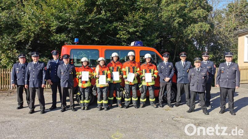 Der ersten MTA-Prüfung im Feuerwehrbereich Ost stellten sich im Beisein der Feuerwehrführung in Eslarn zwei Feuerwehrdamen und drei Feuerwehrherrn. Bild: gz