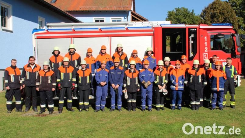 Die jungen Teilnehmer mit ihren Ausbildern vor dem Feuerwehrgerätehaus in Pressath. Bild: Feuerwehr Pressath/exb