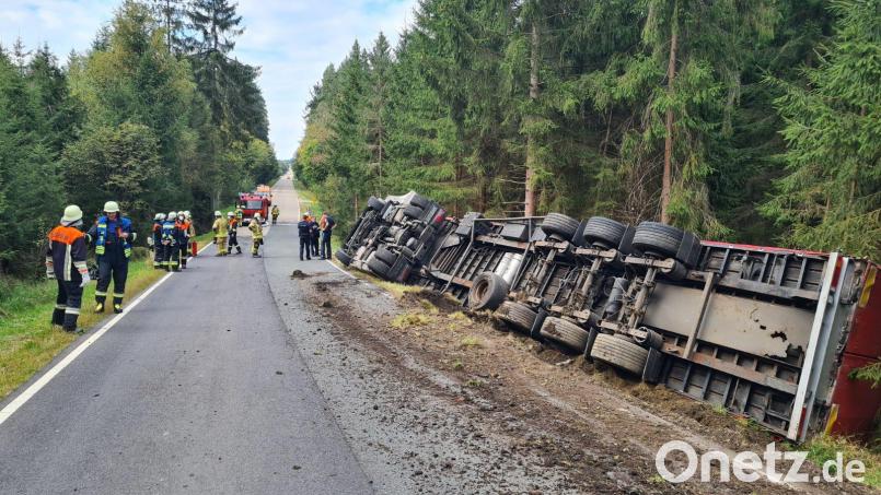 Nach diesem Unfall war die Straße zwischen Falkenberg und Schönficht mehrere Stunden gesperrt. Bild: rw