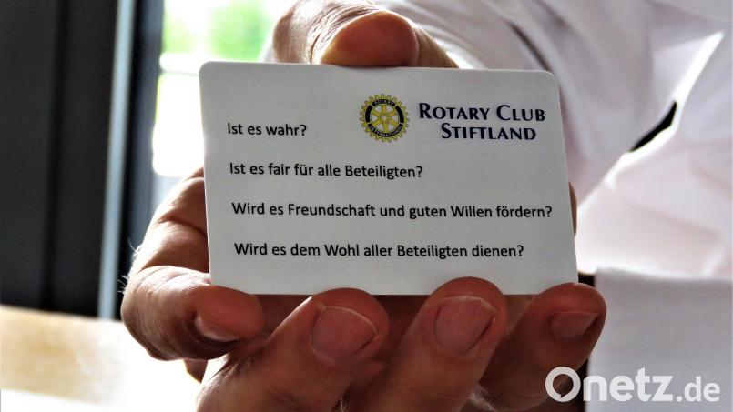 Wolfgang Gropengießer zeigt, was von einem Rotarier gefordert wird.Jedes neue Clubmitglied muss die vier Fragen, die auch auf der Clubmitgliedskarte abgedruckt sind, ehrlichen Herzens bei seiner Aufnahme beantworten. Bild: ubb