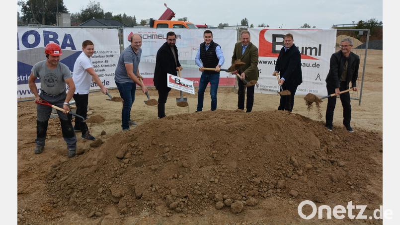 Zum offiziellen Spatenstich für das Neubauprojekt der Firma Schmeller Bad und Heizung trafen sich (von rechts) Architekt Thomas Sticht, Bürgermeister Stefan Grillmeier, Norbert und Felix Schmeller, Bauunternehmer Stefan Bäuml, Bauleiter Sebastian Gradl, Simon Bergler (Geschäftsführer der Firma Noba) und Polier Stefan Wurm (Bauunternehmen Bäuml). Bild: jr