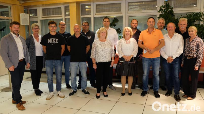 Christian Liebl (hinten, Mitte) führt zusammen mit diesem Vorstandsteam den FC Schwarzenfeld. Bürgermeister Peter Neumeier (links) gratulierte. Bild: mab