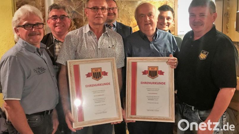Der FC Freihung ernennt zwei neue Ehrenmitglieder (von links): Zweiter Vorsitzender Oskar Götz, Ehrenamtsbeauftragter Norbert Bücherl, Ehrenmitglied Werner Apfelbacher, Bürgermeister Uwe König, Ehrenmitglied Georg Tafelmeier, Dritter Vorsitzender Kevin Jackson und Vorsitzender Jürgen Grundler. Bild: rth