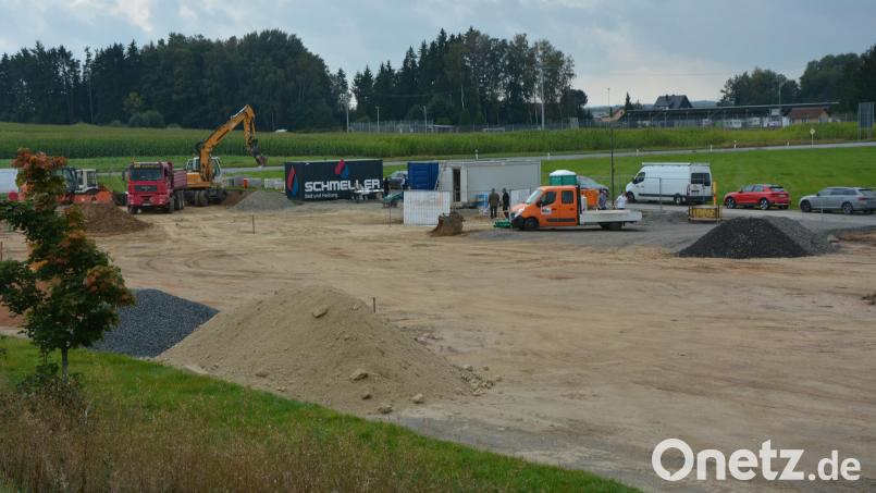 Auf einem rund 10.000 Quadratmeter großen Grundstück im Gewerbegebiet Kreuzäcker entsteht der Neubau der Firma Schmeller Bad und Heizung. Bild: jr