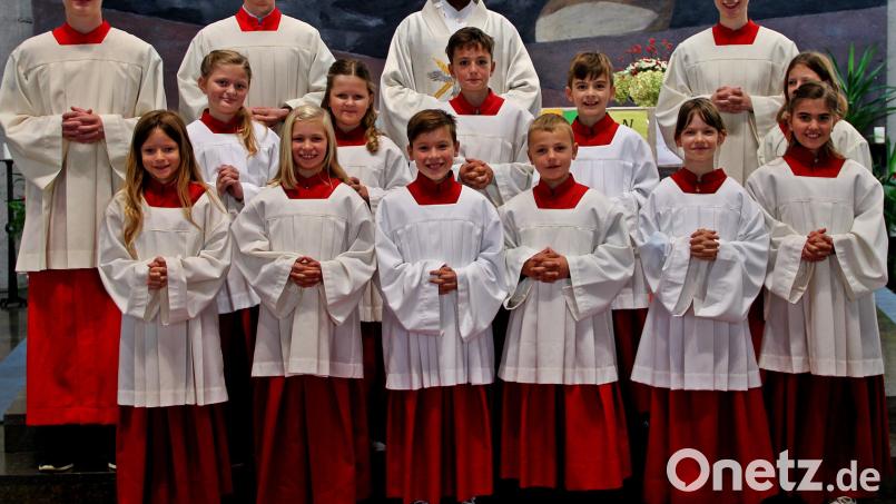 Zehn neue Messdiener vergrößern die Zahl der Pirker Ministranten. Bild: zer