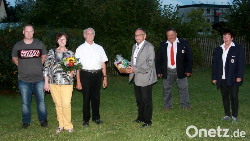 Dem 70-jährigen Wilfried Arnold (Dritter von links) gratulierten Sohn Ralf und Ehefrau Christine (von links). Die Glückwünsche der BRK-Bereitschaft Wiesau und des BRK-Kreisverbandes überbrachten Conny Klarner, Robert Wolfrum und Richard Wagner (von rechts). Bild: wro