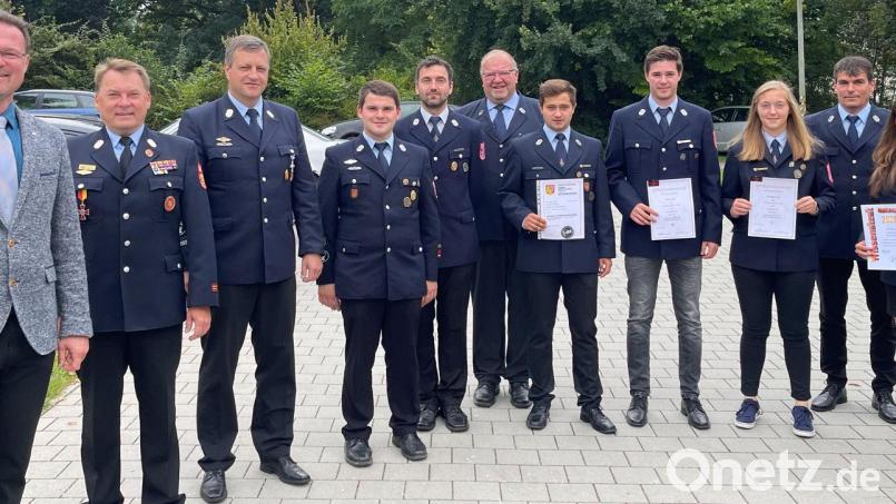 Von links: Bürgermeister Florian Junkes, KBM Alexander Graf, Kommandant Andreas Lindner, Josef Kugler, Mathias Niebler, Vorstand Manfred Braun, Martin Lindner, Simon Plank, Franziska Spies, Wolfgang Hummel, Lena Hummel, Johannes Niebler und Daria Lorenz. Bild: bö