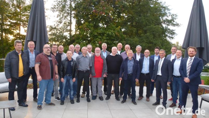 Sie stehen seit 25, 40 und 45 Jahren hinter ihrem Unternehmen. Die langjährigen Mitarbeiter mit Werksleiter Gerhard Ruhland (Vierter von rechts), Personalchef Marco Götz (rechts) und weitere Betriebsleiter. Bild: bk