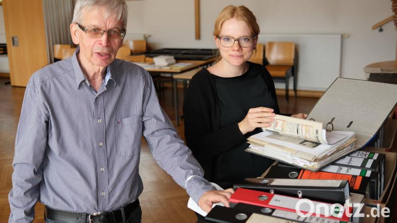 Autorin Maria Schubert (rechts) stöbert für ein Buchprojekt in den Akten von WAA-Gegner Wolfgang Nowak (links). Bild: Hirsch