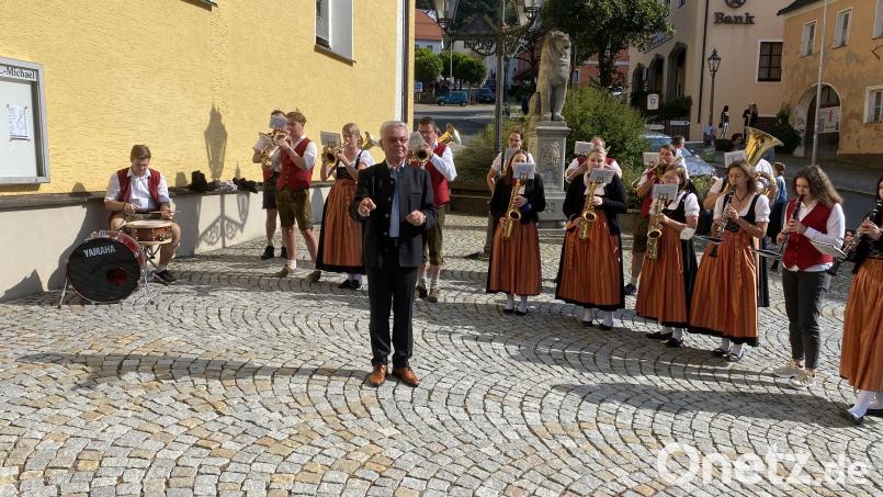 Paul Braun dirigiert der Blaskapelle Gleiritsch den &quot;Musikantengruß&quot;. Bild: Josef Glas