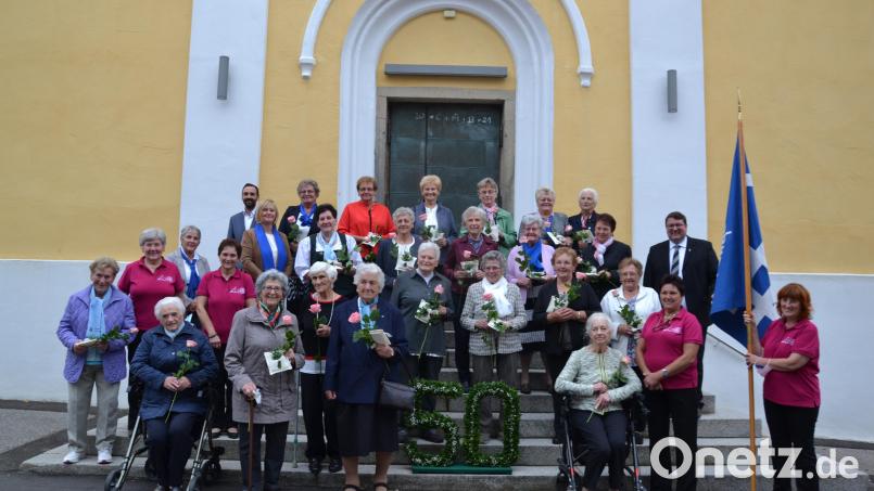Gründungsmitglieder und die Frauen die vor 50 Jahren den Frauenbund Moosbach beigetreten sind sowie die Frauen für 40jährige Mitgliedschaft wurden geehrt. Dazu gratulierten Geistliche Beirat Pfarrer Udo Klösel (rechts) und die stellvertretende Diözesanvorsitzende Monika Schmidpeter aus Regensburg (Vierte von links). Bild: gi