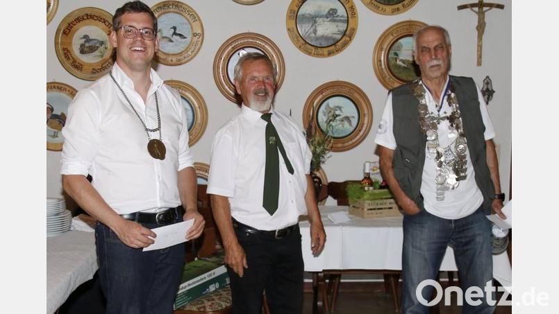 Der neue Schützenkönig der Wernberger Armbrustschützen heißt Fritz Loew (rechts). Gildemeister Georg Rebl (Mitte) gratulierte ihm und dem Ritter Stefan Kaiser (links). Bild: Hans-Erich Jenke/exb