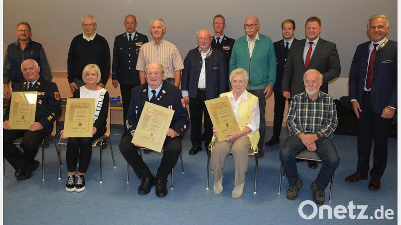 Ausgezeichnet hat die Feuerwehr Mitterteich Mitglieder, die vor 50 und 60 Jahren beitraten. Im Bild (sitzend, von links) Franz Arnold, Edith Bäuml, Otto Weiß, Hildegard Kilian und Helmut Härtl sowie (stehend, von links) Hubert Sommer, Josef Quast, Kommandant Franz Bauernfeind, Peter Grillmeier, Hans Kamm, stellvertretender Kommandant Günther Sommer, Peter Franz Dotzauer, Vorsitzender Christian Grillmeier, Bürgermeister Stefan Grillmeier und Landrat Roland Grillmeier. Bild: jr