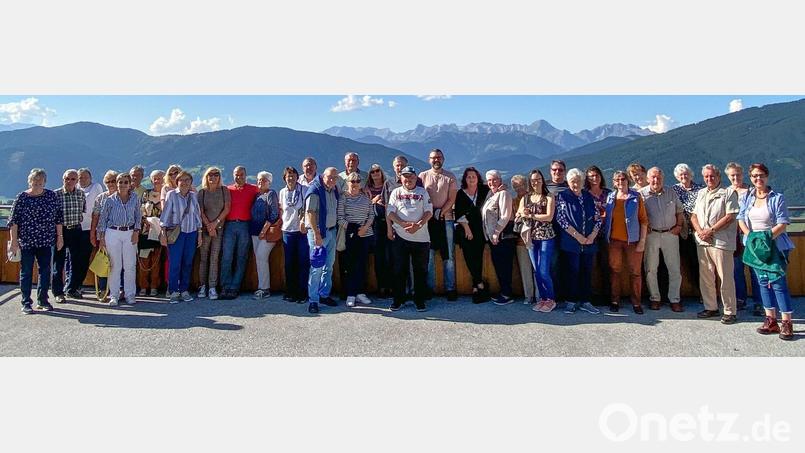 Die Gruppe auf der Hochnössler-Alm; im Hintergrund das Tennengebirge. Bild: Amann/exb