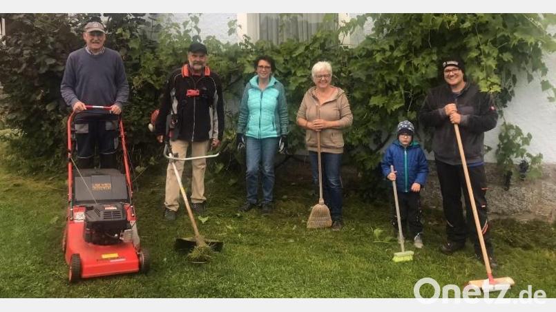 Fleißige Helfer im Pfarrgarten, (von links) Pfarrgemeinderatssprecher Hans Enders, Rudi Rubenbauer, Marion Hoffmann, Annemarie Wolf und Kirchenpfleger Stefan Kausler mit Sohn Fabian. Bild: soj