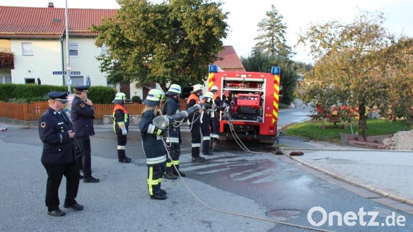 Unter den wachsamen Augen der drei Schiedsrichter absolvieren die 16 Teilnehmer die Leistungsprüfung. Bild: mng