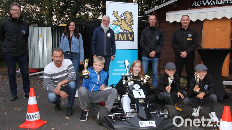 Tolle Erfolge feierten Waldershofer Nachwuchs-Kartsportler: Im Bild vorne von links Trainer Holger Fabian, Julian Maier, Leni Reithmeier, John und Phil Hawel; stehend von links Zweiter Vorsitzender Hubert Ernstberger, Bürgermeisterin Margit Bayer, Vorsitzender Ludwig Heining, Jugendleiter Florian Ernstberger und Ralph Reithmeier. Bild: kro