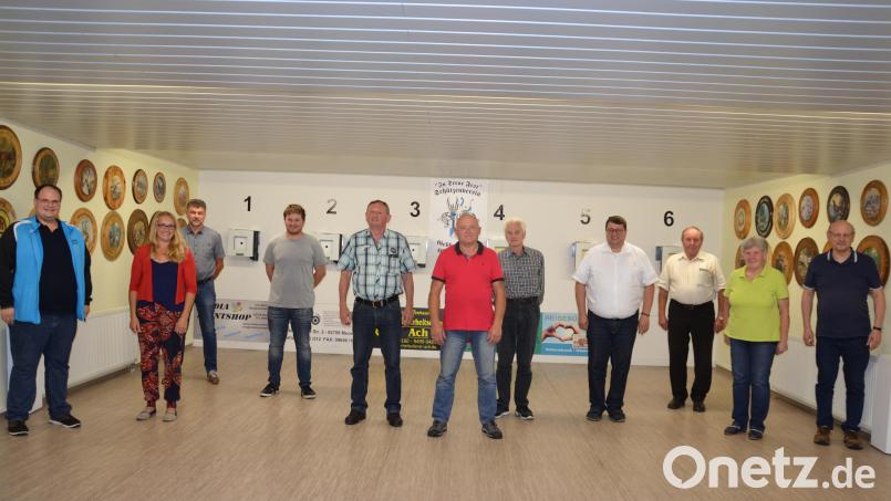 Der Kapellenförderverein Gebhardsreuth wird von diesem Führungsteam, an der Spitze Reinhold Baier (Mitte), die nächsten drei Jahre geführt. Den Neugewählten gratulierten Pfarrer Udo Klösel und Zweiter Bürgermeister Bernhard Rom. Bild: gi