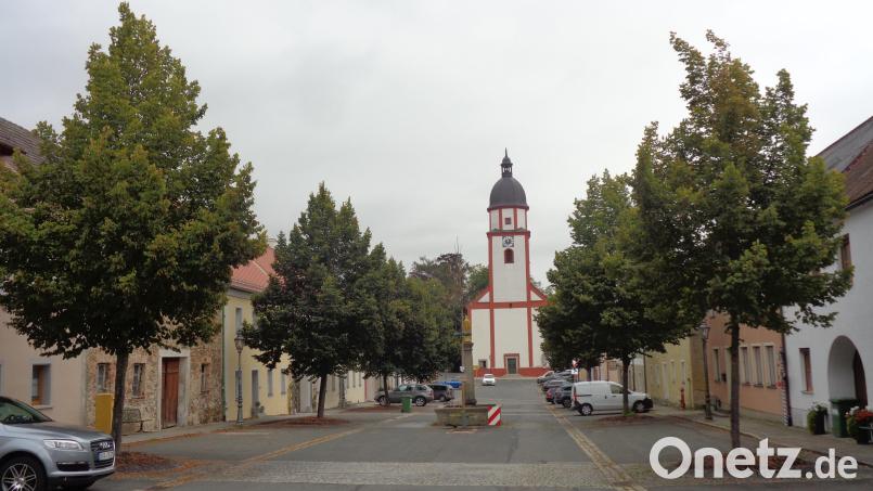 Die Bäume am oberen Marktplatz wachsen über die Dachrinnenhöhe hinaus. Bild: amö