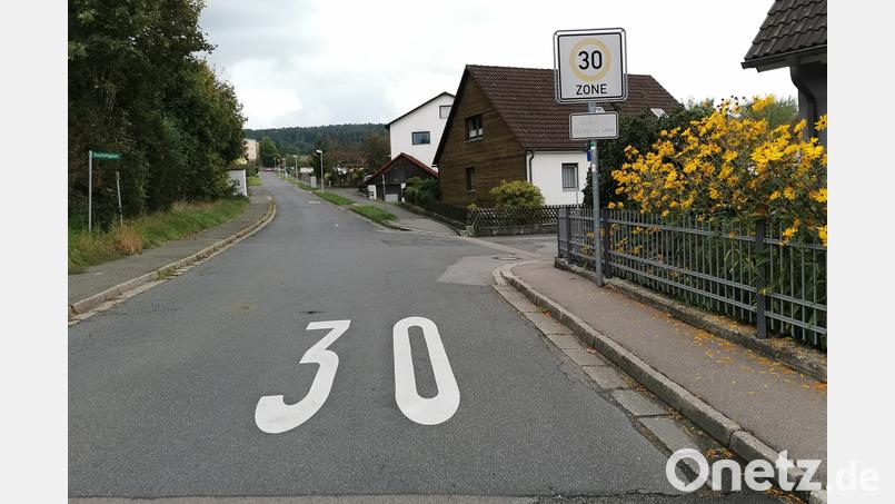 Im Kapellenweg ist die „Zone 30“ deutlich ersichtlich. Trotzdem sind hier viele motorisierte Verkehrsteilnehmer schneller unterwegs. Bild: Portner