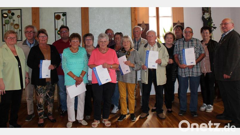 Den Jubilaren des VdK Michelfeld danken der scheidende Vorsitzende Josef Friedrich (rechts), seine Nachfolgerin Renate Weber (links), Kreisvorsitzende Marianne Kies-Baldasty (Fünfte von rechts) und Stadträtin Maria Regn (Zweite von rechts). Bild: cs