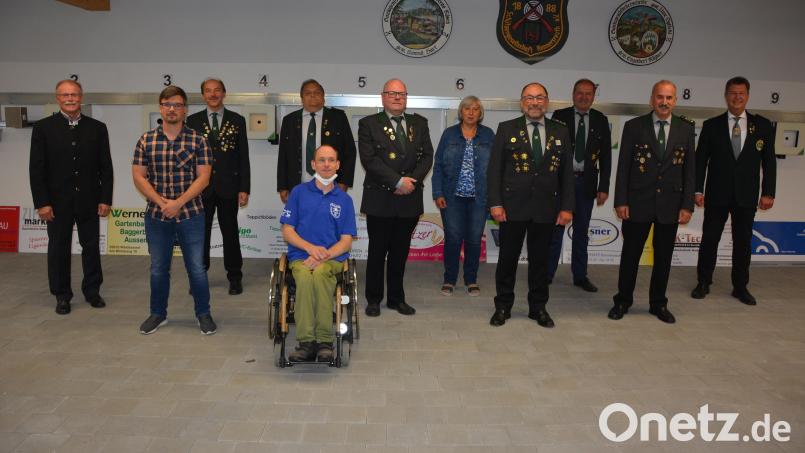 Mehrere Veränderungen brachten die Neuwahlen bei den Concordia-Schützen. Im Bild (von links) Max Bindl, Martin Fellner, Konrad Hart, Walter Hart, Matthias Plonner (sitzend), Vorsitzender Martin Dietz, Helga Bindl, Wolfgang Weiß, Franz Nitzl und Peter Bauernfeind und Gauschützenmeister Manfred Zölch. Bild: jr