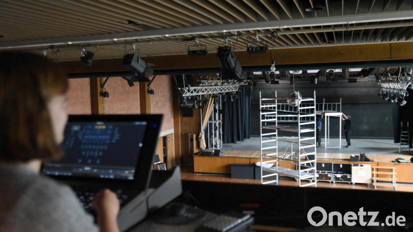 Noch ist es dunkel in der Stadthalle. Was auf der Bühne mit Licht und Ton möglich ist, erfahren die Zuschauer bei einer Technikvorführung. Bild: Tobias Schwarzmeier