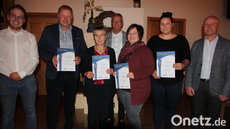 Langjährige Vereinsfunktionäre und Übungsleiter wurden geehrt. Im Bild (von links): Johannes Malzer, Günter Schedl, Edith Neid, Bürgermeister Franz Stahl, Silke Rosner, Lisa Schedl und Wolfgang Rahm. Bild: kro