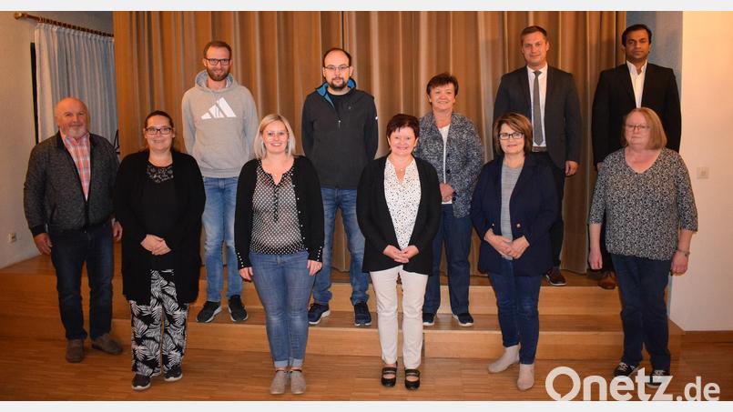 Die Mitglieder des Ebnather Kirchenchores kamen wieder zu einer Versammlung mit Neuwahlen zusammen. Auf dem Bild (vorne, von links) Chorleiter Huber Knott, Daniela Müller, Nadine Prechtl, Vorsitzende Karin Kuhbandner, Eva-Maria Baldauf und Annemarie Wartinger sowie (hinten, von links) Johannes Kuchenreuther, Thomas Knott und Margot Pürner. Bürgermeister Wolfgang Söllner und Pfarrer Pater Anish George gratulierten dem neuen Vorstand. Bild: soj