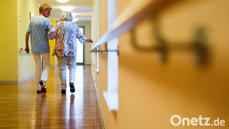Auf den Fachkräftemangel in der Pflege reagieren immer mehr Heime, indem sie Ungelernte einstellen und in Umschulungen, die von der Agentur für Arbeit gefördert werden, qualifizieren. Bild: Christoph Schmidt/dpa