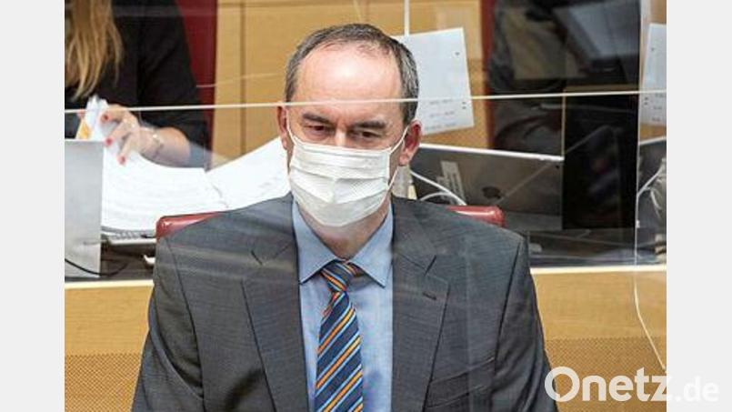 Hubert Aiwanger, Wirtschaftsminister und Landesvorsitzender der Freien Wähler in Bayern, sitzt während einer Plenarsitzung im bayerischen Landtag an seinem Platz. Bild: Foto: Matthias Balk/dpa
