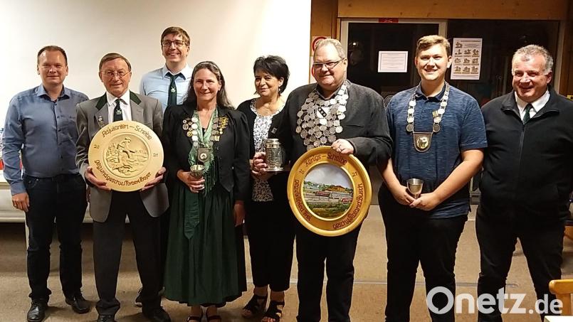 Der neuen Regentenriege mit Adjutant Norbert Bayer, Schützenkönigin Irene Bauer, Adjutantin Ilona Buchbinder, Schützenkönig Roland Busch und Jungschützenkönig Daniel Busch (vorne, ab Zweiter von links) gratulierten Zweiter Vorsitzender Norbert Bock (rechts), Bürgermeister Christian Porsch und Schriftführer sowie Kassier Alexander Zeitler (hinten von Bild: hai