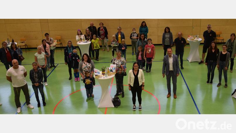Zu einem kleinen Empfang hat die Gemeinde Ebermannsdorf die Näh-Feen ins Dom-Com eingeladen. Etwa 5400 Atemschutzmasken hatte das Team um Tanja Schindler und Nadine Peterlein innerhalb weniger Wochen genäht. Bild: bö