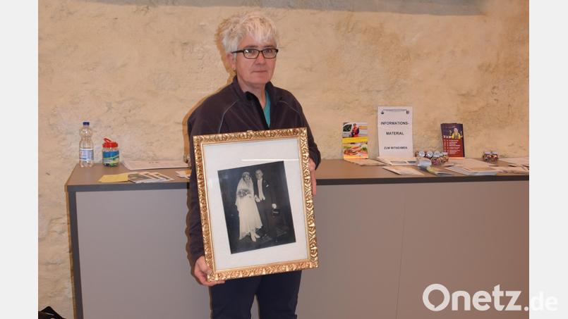 Seniorenbeauftragte Jeanette Woodroffe erklärt an einem alten Hochzeitsbild, wie viele Ehepaare ihr Versprechen ernst nehmen, in guten wie in bösen Tagen zusammen zu halten und den anderen auch bei einer Demenzerkrankung zu pflegen. Bild: wku