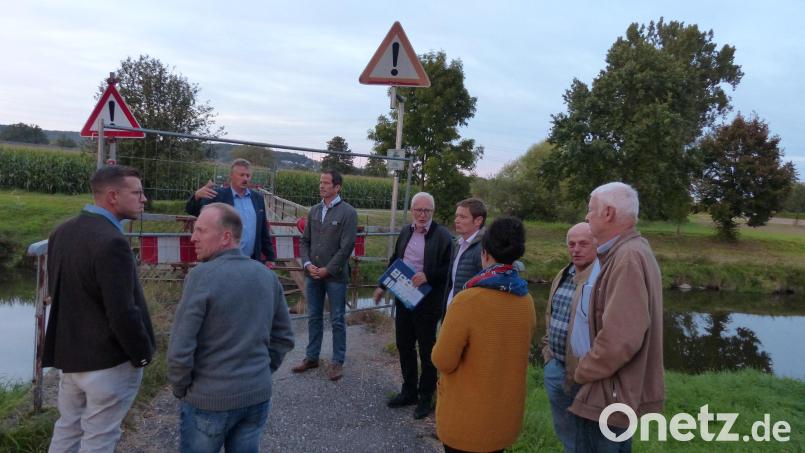 Die Mitglieder der Pirker CSU vor der gesperrten Brücke Bild: hme