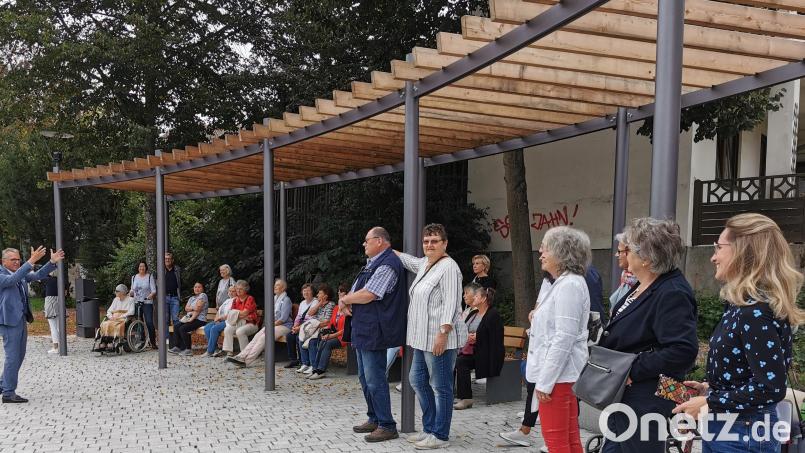 Der Spaziergang von „Leben plus“ führte in den neu gestalteten Mühlbachpark. Informationen aus erster Hand erhielten die Teilnehmer durch Bürgermeister Franz Stahl. Bild: exb/Cornelia Stahl