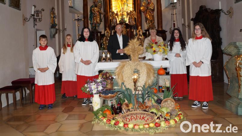 Pfarrer Herbert Rösl dankte Lena Laubmann und Lena Kiener (Zweite und Dritte von links) sowie Magdalena Fuchs (Zweite von rechts) für ihren langjährigen Dienst am Altar. Ministrantenbetreuerin Annemarie Alwang und die Oberministranten Samuel Fuchs und Patricia Landgraf nahmen an der Verabschiedung teil. Bild: wel