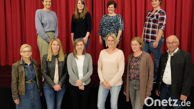 Der neue Vorstand des Kindergarten-Fördervereins mit Vorsitzender Andrea Wiesend (vorne, Dritte von rechts) und Kita-Leiterin Waltraud Wagner (links). Bild: do