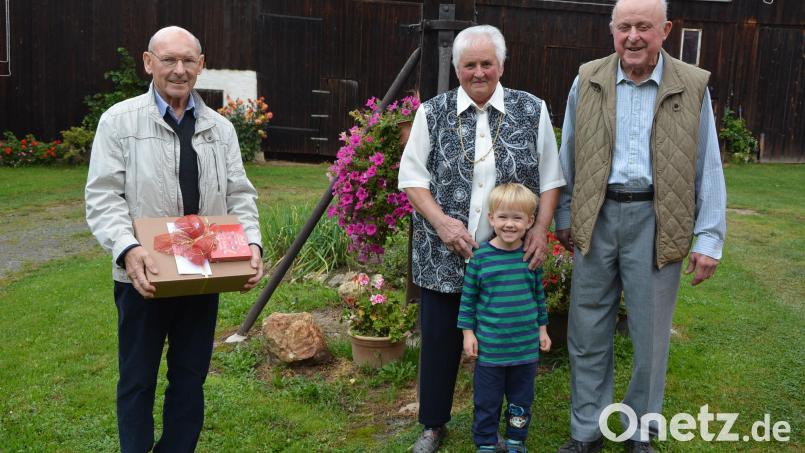 Im heimischen Garten entstand dieses Bild des Jubelpaares Betty und Helmut Männer mit Urenkel Max, sowie Waldsassens Zweitem Bürgermeister Karlheinz Hoyer (links). Gefeiert wurde im Kreise der Familie. Bild: jr