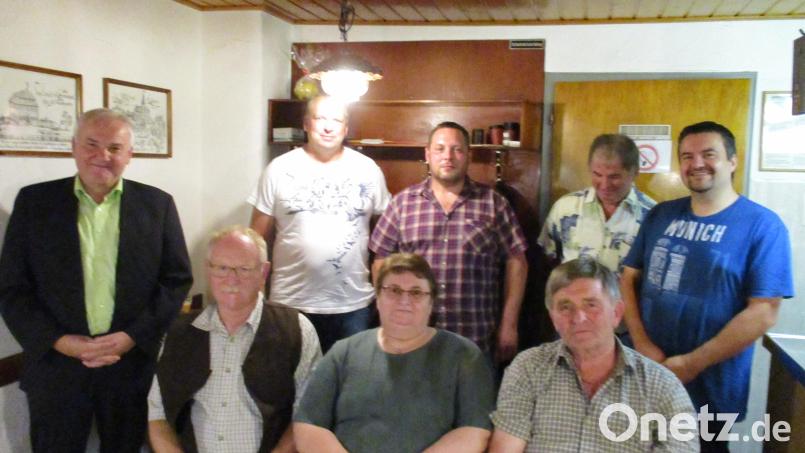 Mitglieder der des Vorstandes und der Jägerschaft sowie Bürgermeister Günter Kopp (links). Bild: Gemeinde Kulmain/exb
