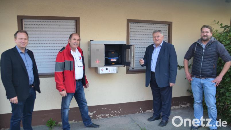 Bürgermeister Christian Porsch, Karl Bernet vom BRK, TSV-Vorsitzender Manfred Porsch und Entwicklungsmanager Tobias Hofmann sind froh über den neuen Defibrillator. Es ist bereits das 14. Gerät im Gemeindegebiet. Bild: ak