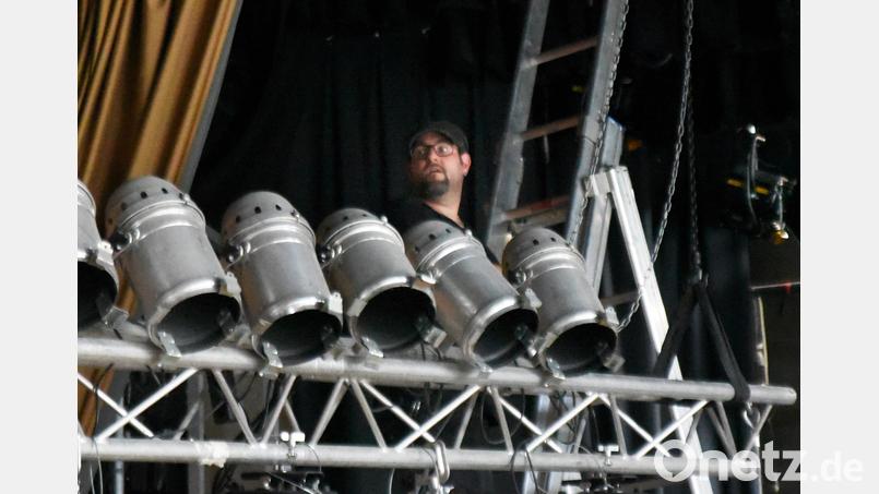 Noch ist es dunkel in der Stadthalle. Was auf der Bühne mit Licht und Ton möglich ist, erfahren die Zuschauer bei einer Technikvorführung. Bild: Tobias Schwarzmeier
