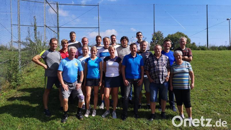 25 Teilnehmer gingen beim Tennisfreundschaftsspiel auf die Courts. Bild: Rainer Ehlerding/exb