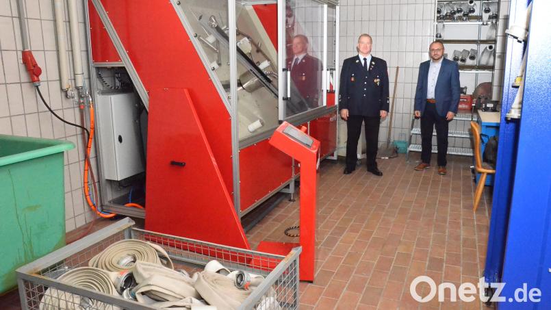 Vor der nicht funktionsfähigen Waschanlage harren nicht nur die Schäuche in Gitterboxen auf eine Lösung. Bürgermeister Markus Bauriedl und Kommandant Markus Schwarz (von rechts) gehen jedoch nun in die nächsten Wochen äußerst zuversichtlich. Bild: fjo