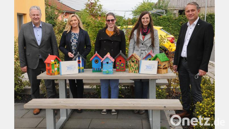 Sie freuen sich über die gelungenen Nistkästen (von links): Landrat Richard Reisinger, Nicole Graf, Anita Vieracker, Katharina Schenk und Bürgermeister Hermann Böhm. Bild: Joachim Gebhardt