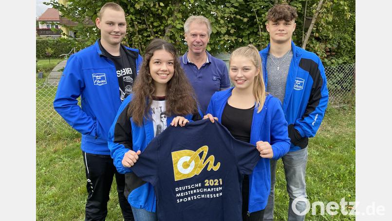 Trainer Wolfgang Schraml (hinten, Mitte) mit seinen Teilnehmern an der Deutschen Meisterschaft: (von links) Felix Völkl, Christin Paukner, Sophie Härtl und Jakob Tretter. Nicht im Bild: Johannes Schieder. Bild: nza
