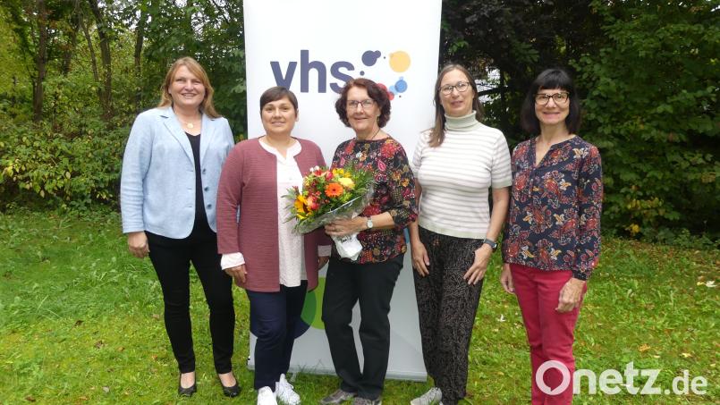 Angelika Denk (links) und die Mitarbeiterinnen der VHS-Geschäftsstelle verabschieden mit etwas Wehmut Marina Nasser, die sich während ihrer 30-jährigen Tätigkeit als Gruppenleiterin bei den Kursteilnehmern große Sympathien erworben hat. Bild: rn