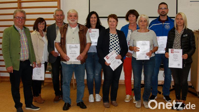 Den Geehrten des SV Schönhaid gratulierte Bürgermeister Toni Dutz (links). Bild: wro