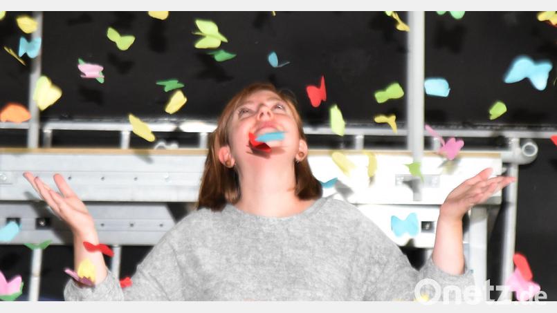LTO-Pressesprecherin Verena Piehler stellt sich für einen Test eines Effekts im Stück „Werkstatt der Schmetterlinge“ zur Verfügung. Am Theatertag am Sonntag können Besucher einen Blick hinter die Theaterkulissen werfen. Bild: Tobias Schwarzmeier